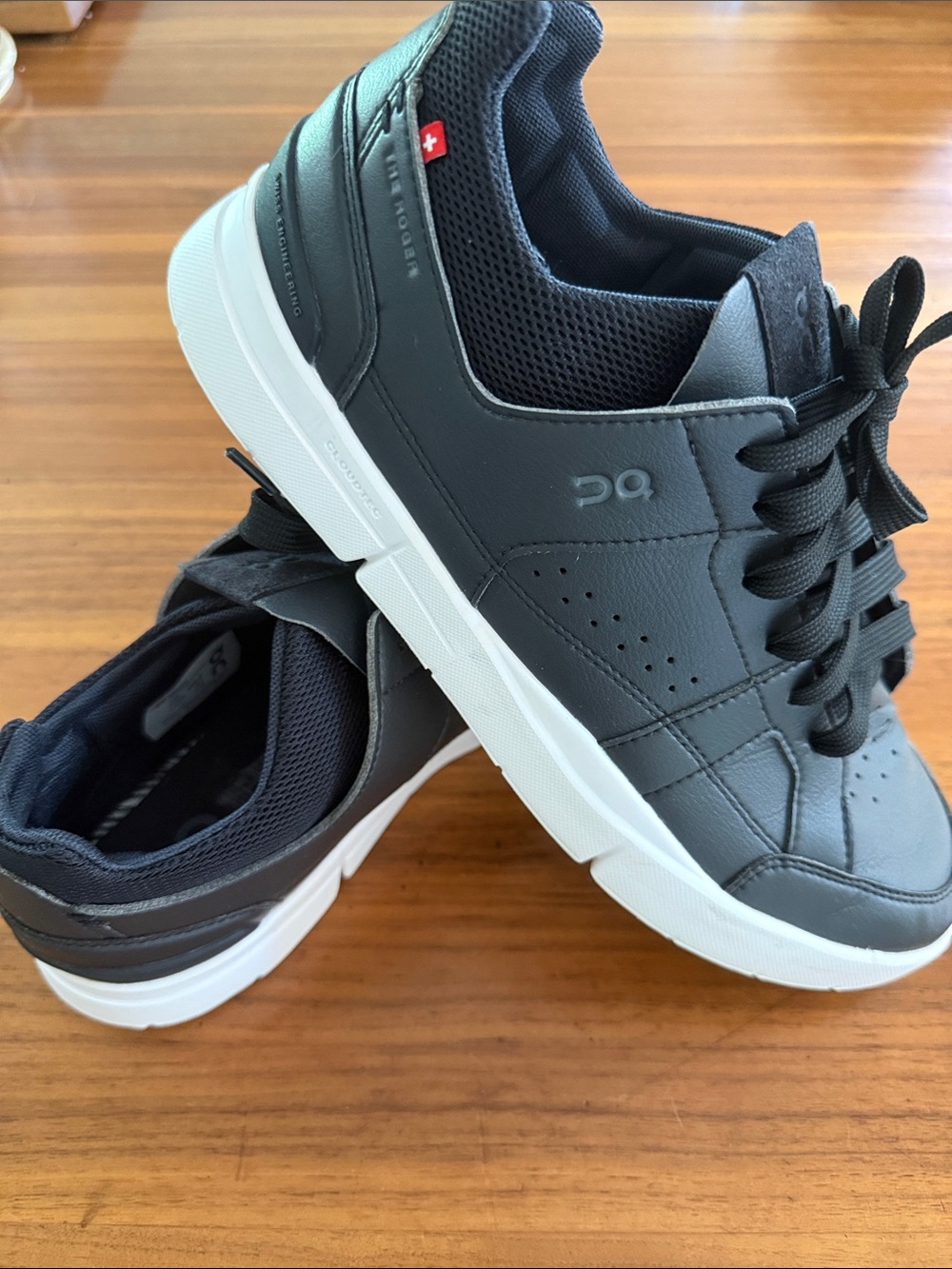 On The Roger Clubhouse women’s sz 9.5